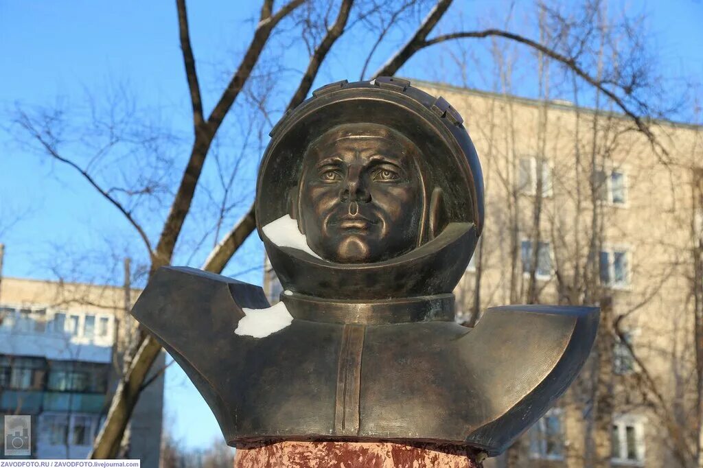 Где был установлен первый бюст гагарина. Памятник гагарина в перми. бюст гагарина пермь. памятник юрию гагарину (байконур). памятник юрию гагарину в перми.