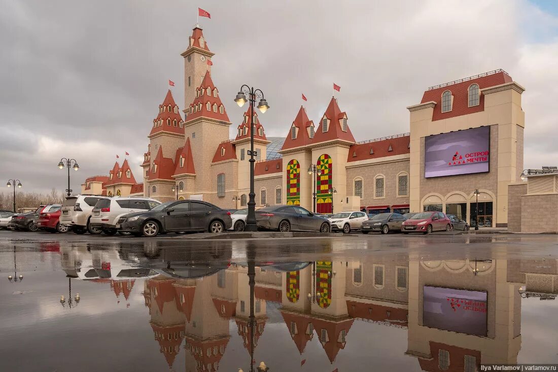 Мечта диснейленда. Московский парк Диснейленд. Диснейленд остров мечты. Российский Диснейленд в Москве остров мечты. Проспект Андропова парк развлечений.