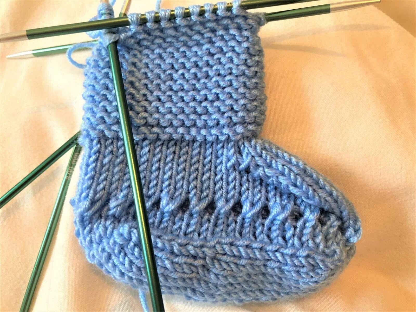 Пинетки на двух спицах для начинающих. Простые пинетки на двух. Пинетки на двух спицах. Пинетки носочки спицами. Пинетки спицами для начинающих.