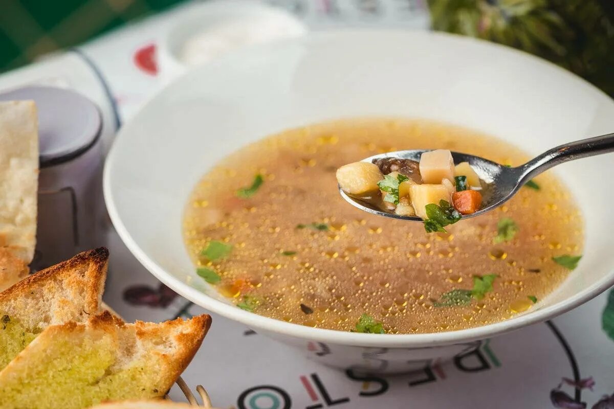 Суп грибной из перловки из белых. Грибовница с перловкой. монастырская кухня грибной суп. грибной суп из перловки. грибной суп из сушеных грибов с перловкой.