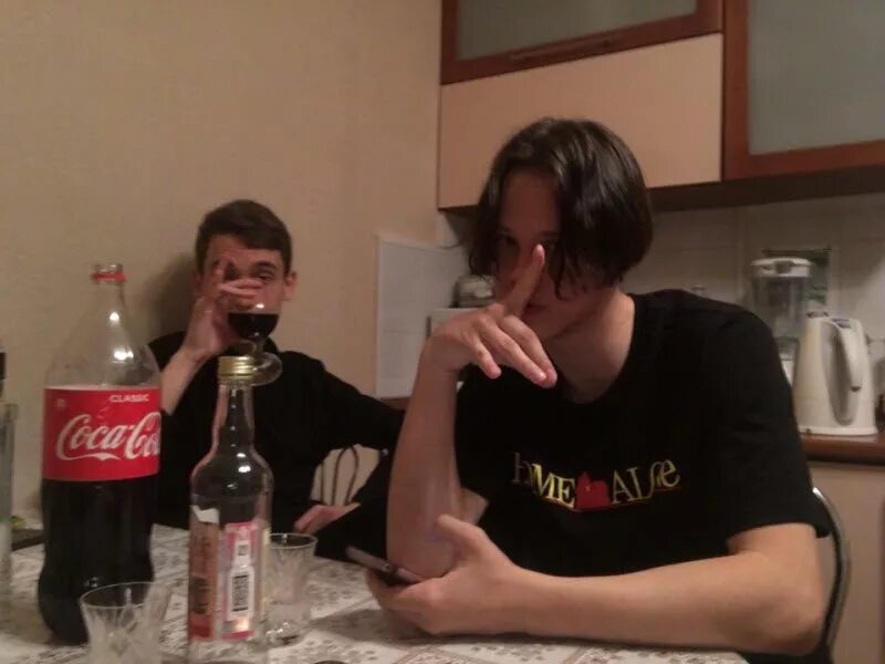 Две пьяные девушки. Drunk russian video. Русский алкоголь. Бухло на хате. Пьяные деревенские девчонки.