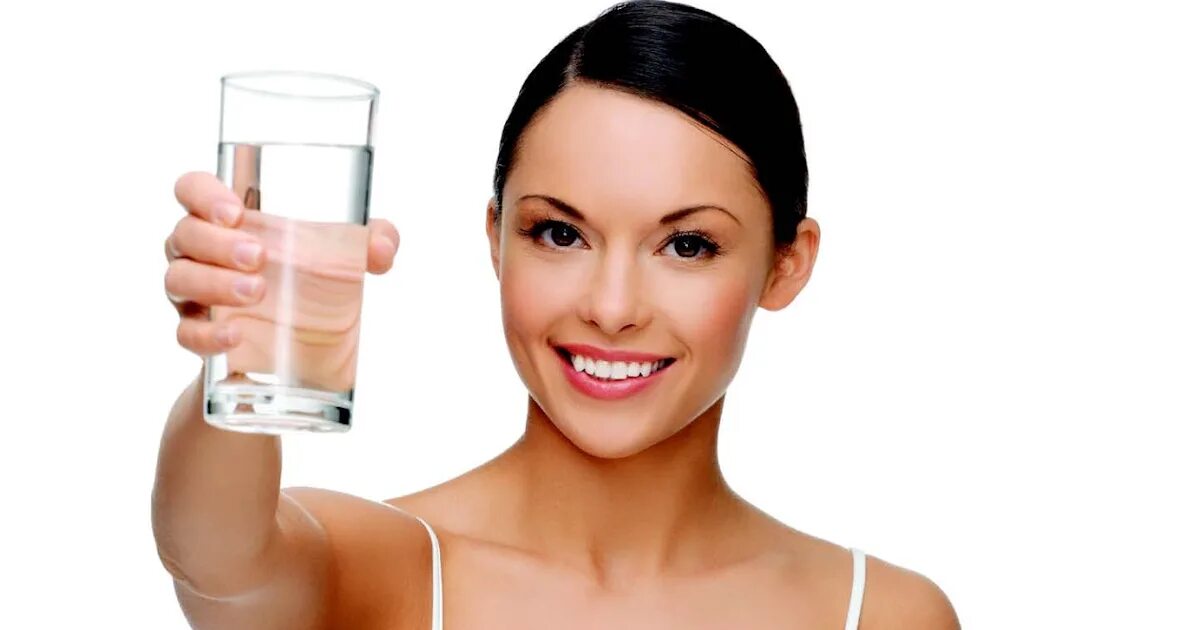 Девушка со стаканом воды. Человек со стаканом воды. Выпить стакан воды. Фотосессия со стаканом воды. Выпейте стакан воды 1