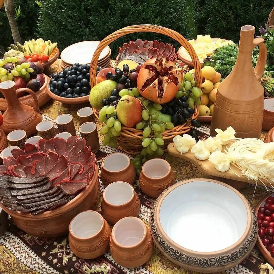 Добрый день по армянски. Армения нац кухня. национальные угощения армении. накрытый стол с едой. армянский стол.