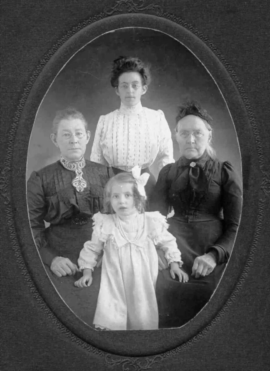 Семейные призраки какой год. Старинные семейные снимки. Жуткие старинные семейные снимки.