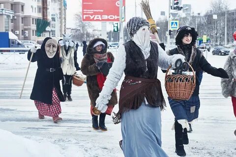Фигур ряженых с мазанными сажей лицами
