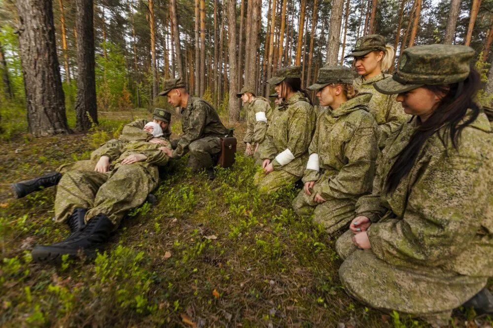 Военные в лесу. Военная подготовка солдат. Военные сборы в лесу. Военнослужащие в лесу.