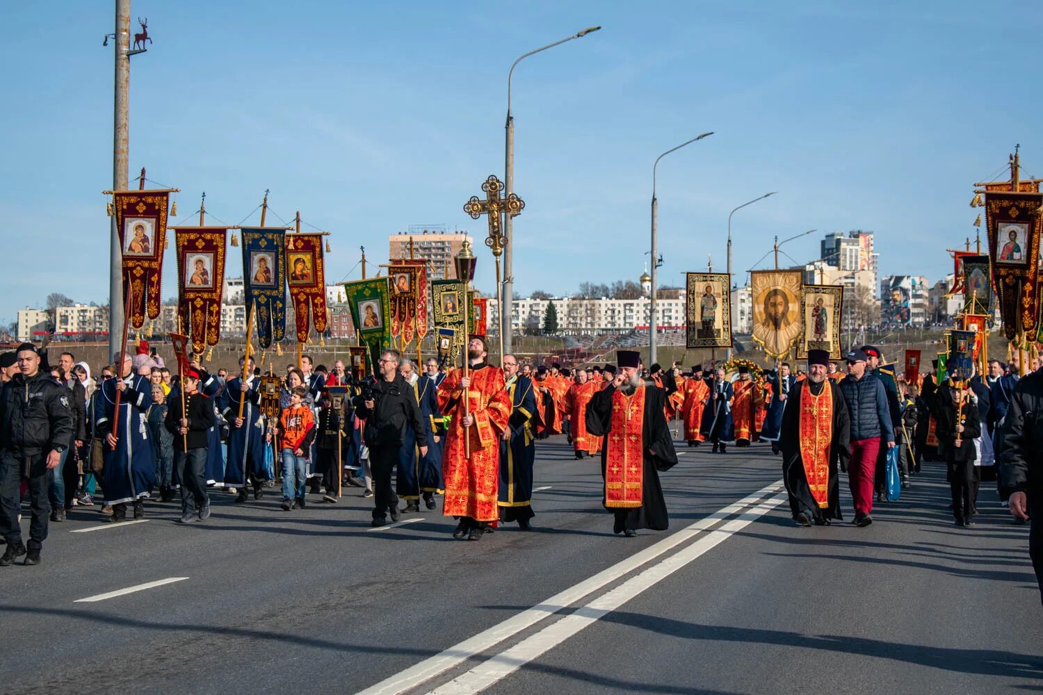 Крестный ход креста. Крестный ход в Нижнем Новгороде 16 апреля. Крестный ход Пермь 2023. Крестный ход Екатеринбург 2023.