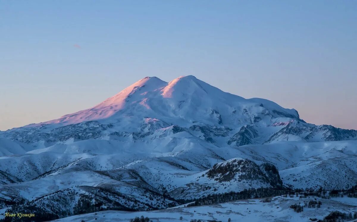 Эльбрус альп. Стратовулкан Эльбрус. Горы КЧР Эльбрус. Вид на Эльбрус с горы Чегет. Горы Эльбрус кавказский хребет.