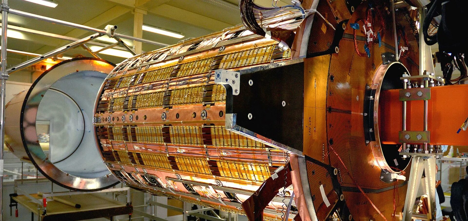 Ускоритель атомных частиц. Коллайдер адронный коллайдер. Большой адронный коллайдер 2008. Адронный коллайдер Бозон Хиггса. Тэватрон коллайдер.