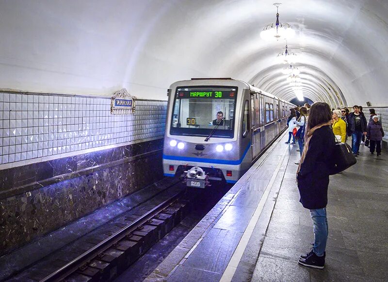 Поезда на кольцевой линии. Поезд метро. Метро Москвы. Поезд метро Москва.