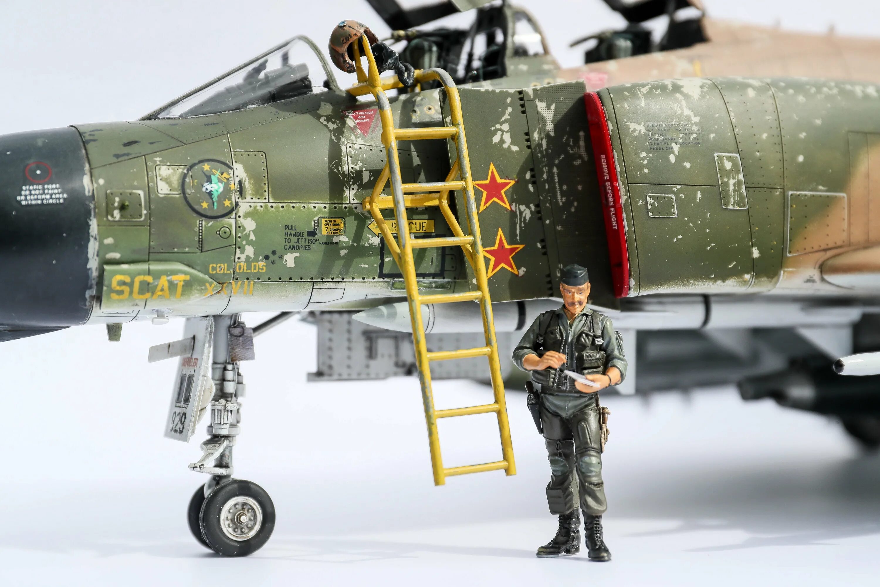 F/a-18 super hornet 1/32 revell. Mig-31 1/32. Миг 29 1/32 trumpeter. Истребитель миг-15бис. Миг-1.