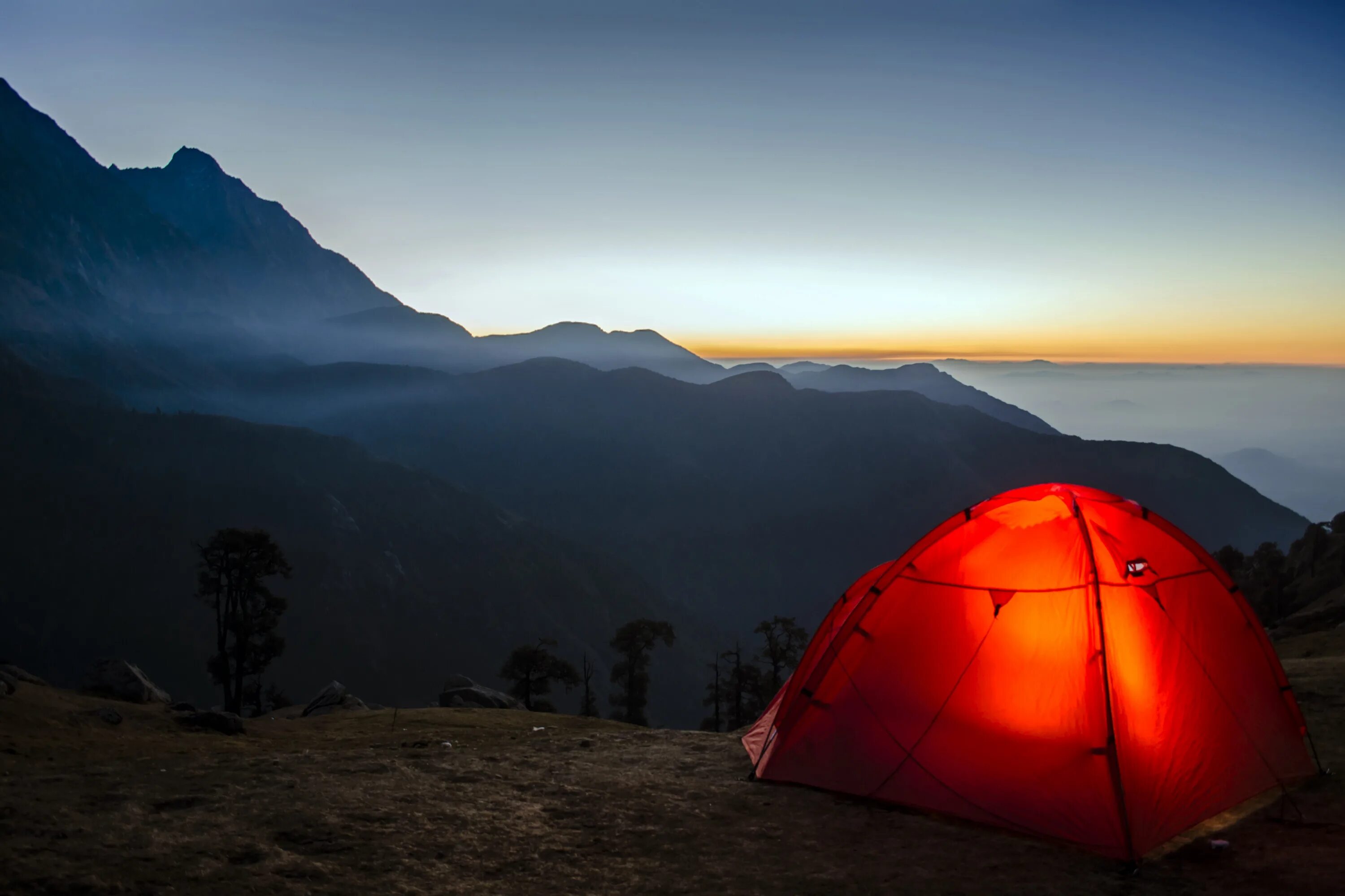 Палатка на природе. Палатка на горе. Палатка на фоне гор. Палатка в горах. Mountains camping