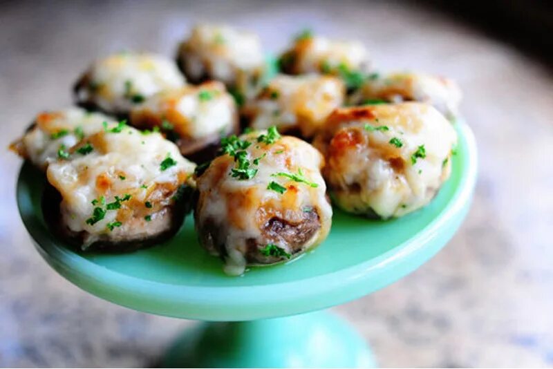 Запечь шампиньоны с сыром и чесноком. Шампиньоны под сыром. грибы фаршированные в духовке. грибы фаршированные в духовке с сыром. фаршированные шампиньоны в духовке с сыром.
