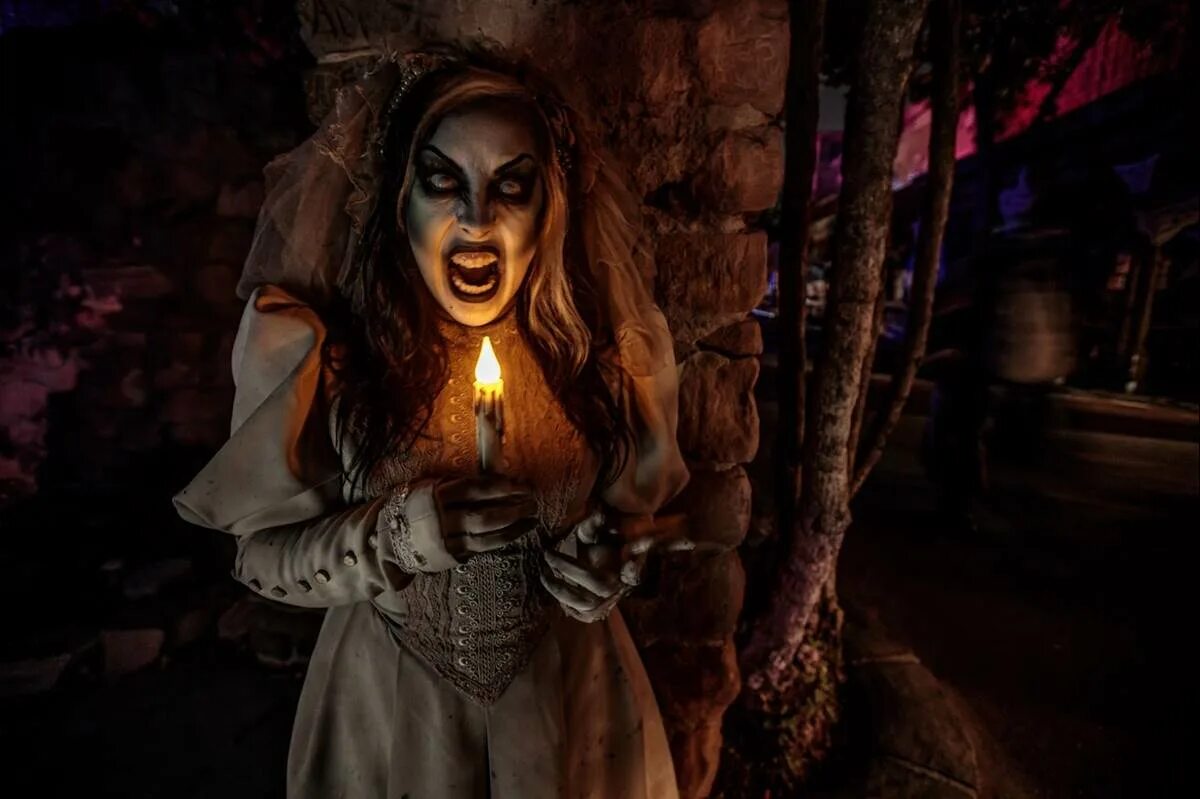 Хэллоуин в лондоне. Скелет неон. Helloween trick or treating. Золотой скелет. Иммерсивный хэллоуин.