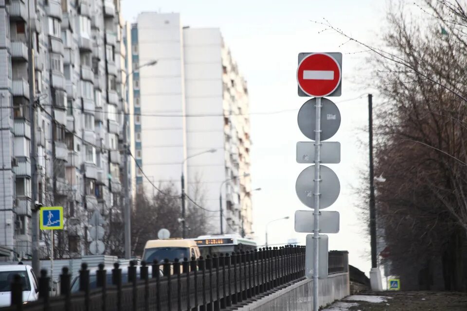 Заехал под кирпич какой штраф. Проезд под кирпич. одностороннее движение кирпич. проезд под кирпич во дворе.