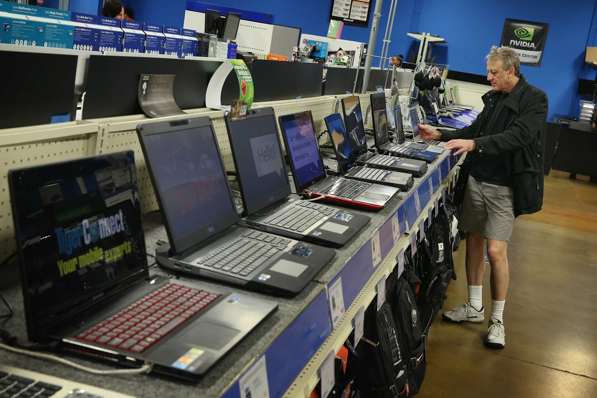Рынок компьютеров. Магазин ноутбуков. Поставка ноутбуков. Ноутбуки в магазине. Ноутбук сторе