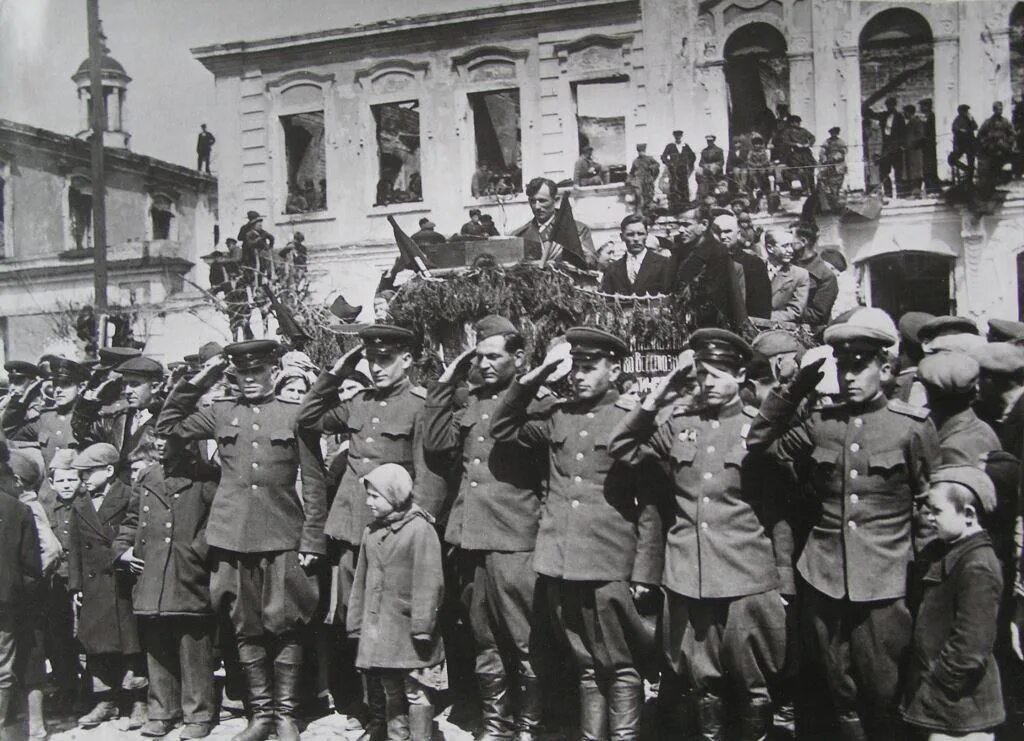 Два дня две победы. Победа ссср 1945. кадры победы 1945. празднование 9 мая 1945.