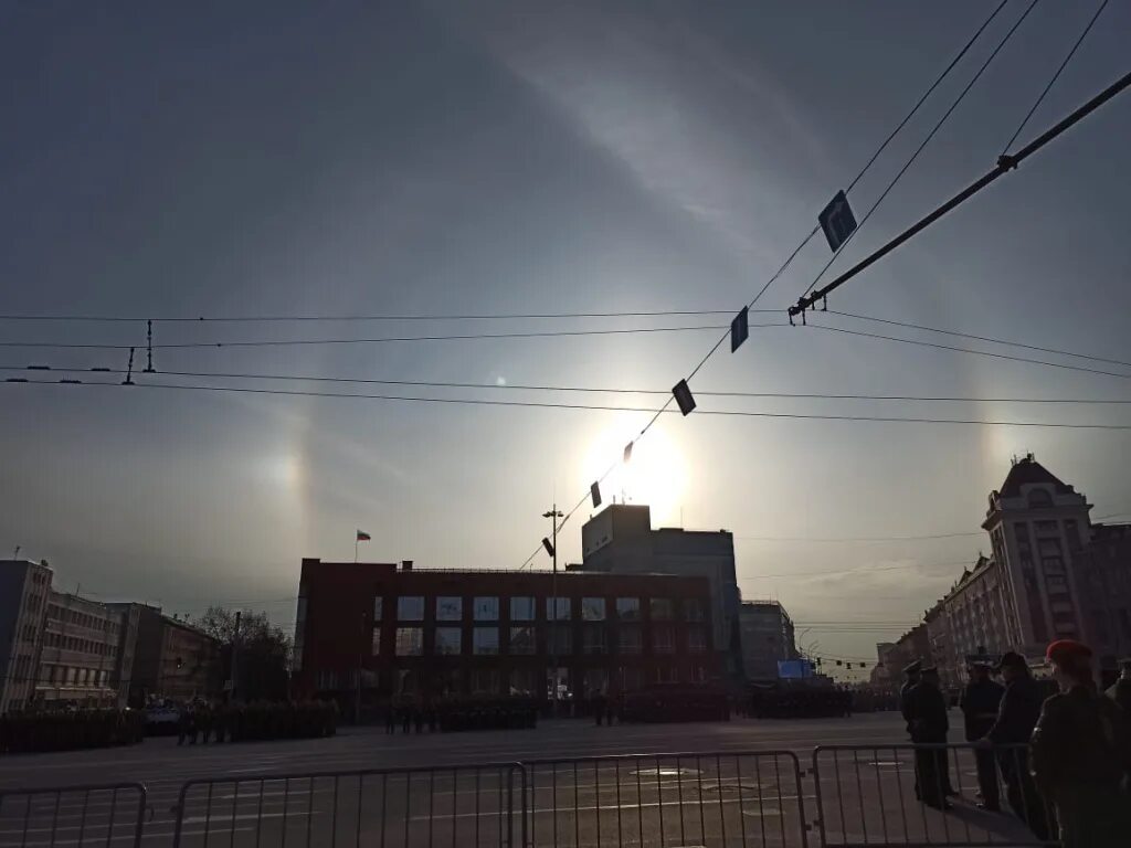Оптическое явление гало в Пскове на параде Победы. Солнце гало в Пскове 9 мая. Гало на параде 2022. Гало 9 мая 2022.