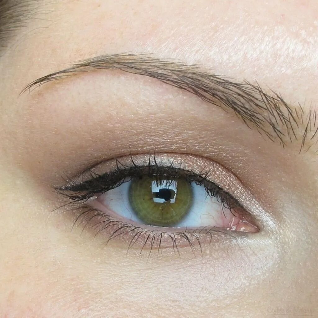 Татуаж подводка глаз. Классические стрелки на глазах. Перманентный макияж подводка. Подводка татуаж. Eyeliner перманент глаз.