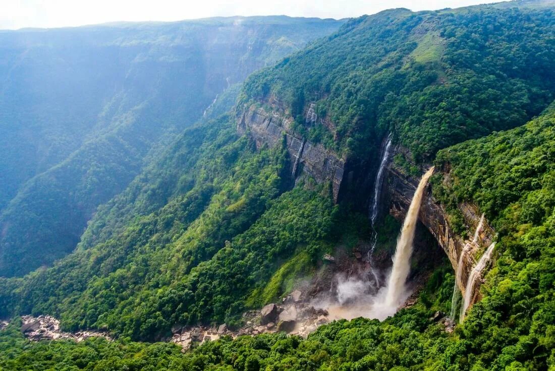 Черапунджи самое влажное место на земле. Штат Мегхалая. Мегхалая Индия. Гора Черрапунджи (Индия). Мегхалая река.