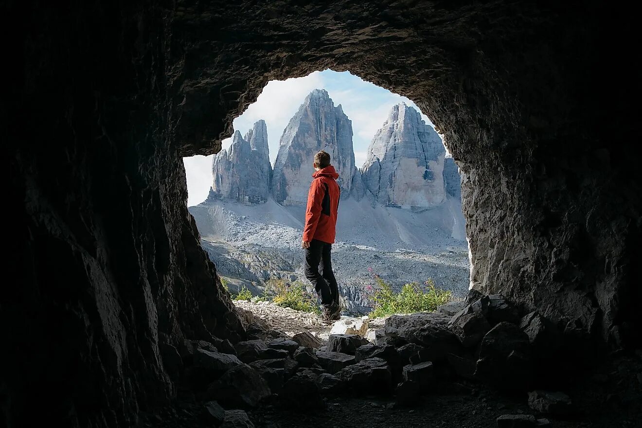 Caves adventures. Пещера Шондонг. Пещера в горах. Пещера в горе. Грот в горах.