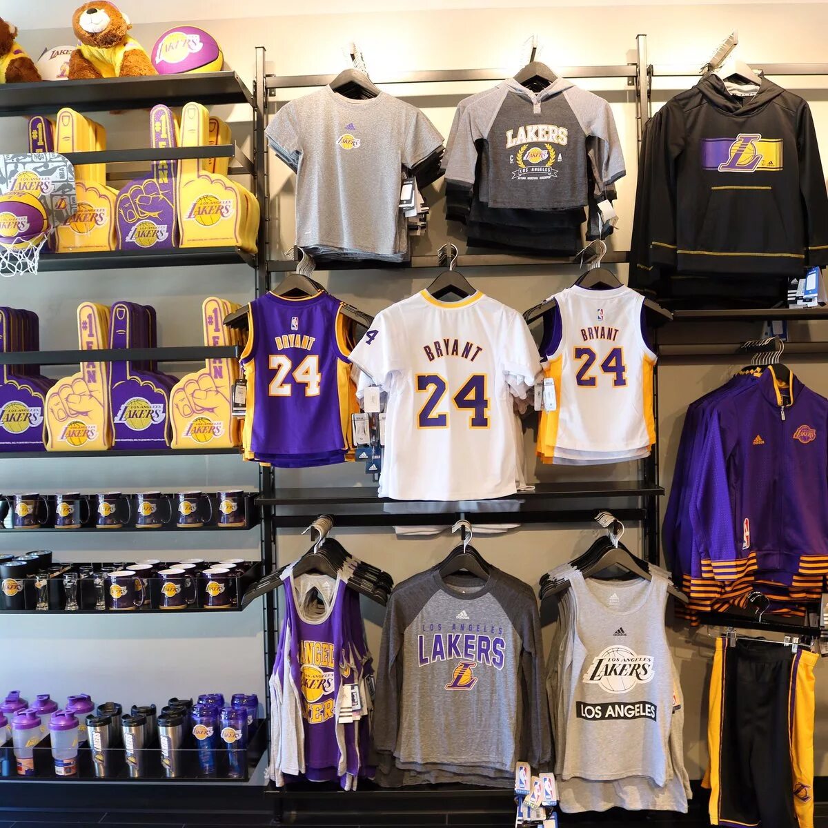 X shop магазин. Los Angeles Lakers мерч. Лос Анджелес Лейкерс мерч. Магазин Lakers в los Angeles. Лос-Анджелес Лейкерс магазины.