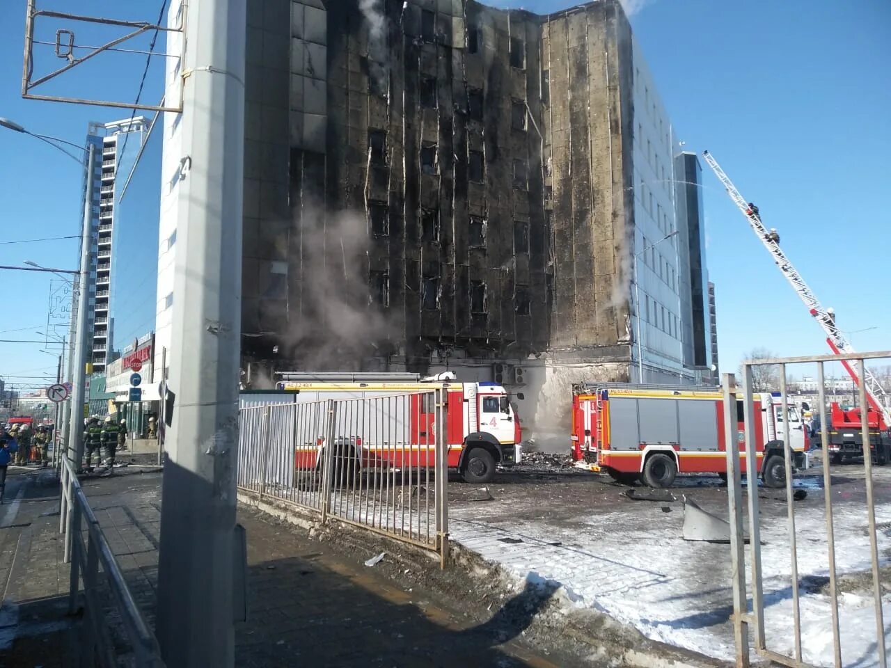 Пожарные тушат пожар. Пожар в ростове-на-дону. Горящий дом. Пожар в квартире. В краснодарском крае горит гостиница.