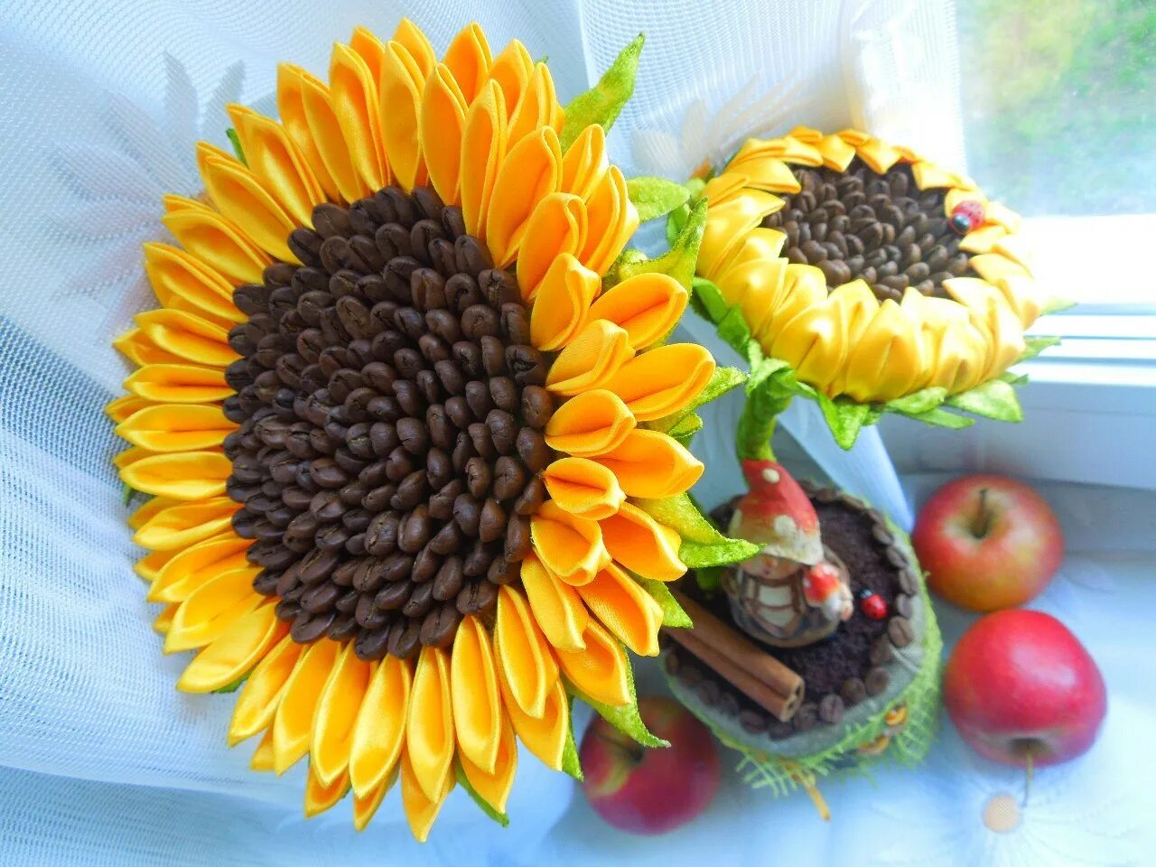 Сделать подсолнух из семечек. Поделка из семечек подсолнуха. Сделать подсолнух из семечек. Поделка подсолнух. Поделки из семян подсолнечника.