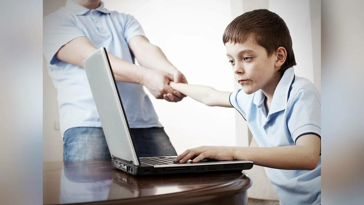 Интернет зависимость. Ребенок за компьютером. Компьютер для детей. Родители и дети за компьютером. Интернет в жизни детей