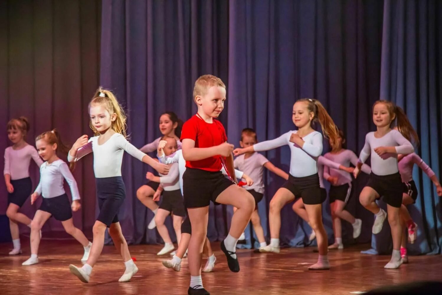 Современная хореография дети. Студия современного танца. Современные детские хореографические коллективы. Кружок современного танца для детей. Школа мир танца