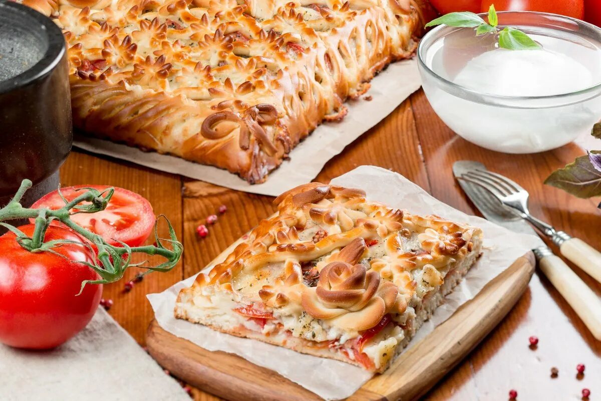 Пекарня булочка ивантеевка. Любовь пирогова пекарня. Хлеб и пирожки. Пирог закусочный пироговый дворик. Ягодный пирог штолле.