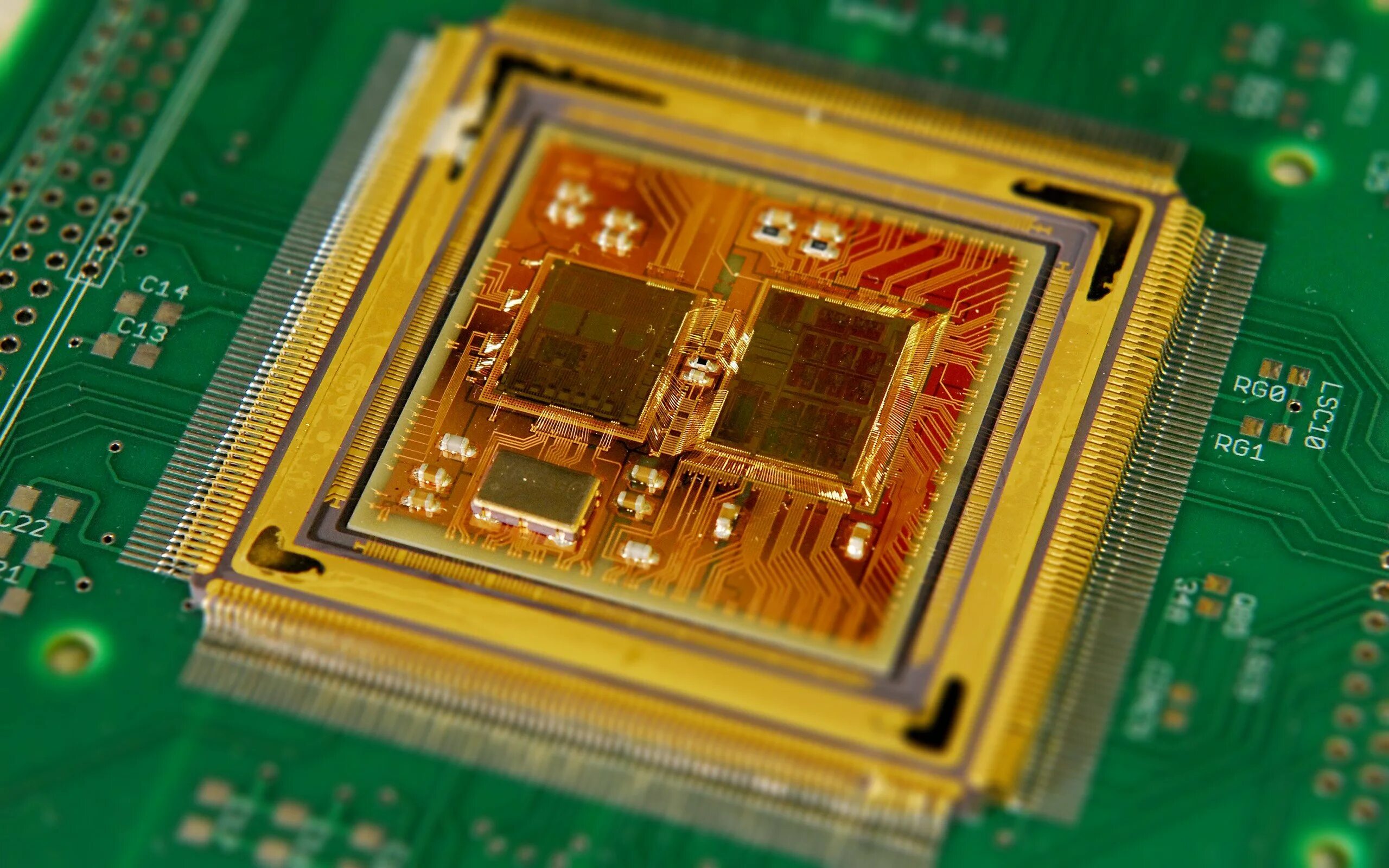 внутренний процессор. процессор интел под микроскопом. внутренности компьютера. процессор intel core i5 под микроскопом. компьютер внутри.