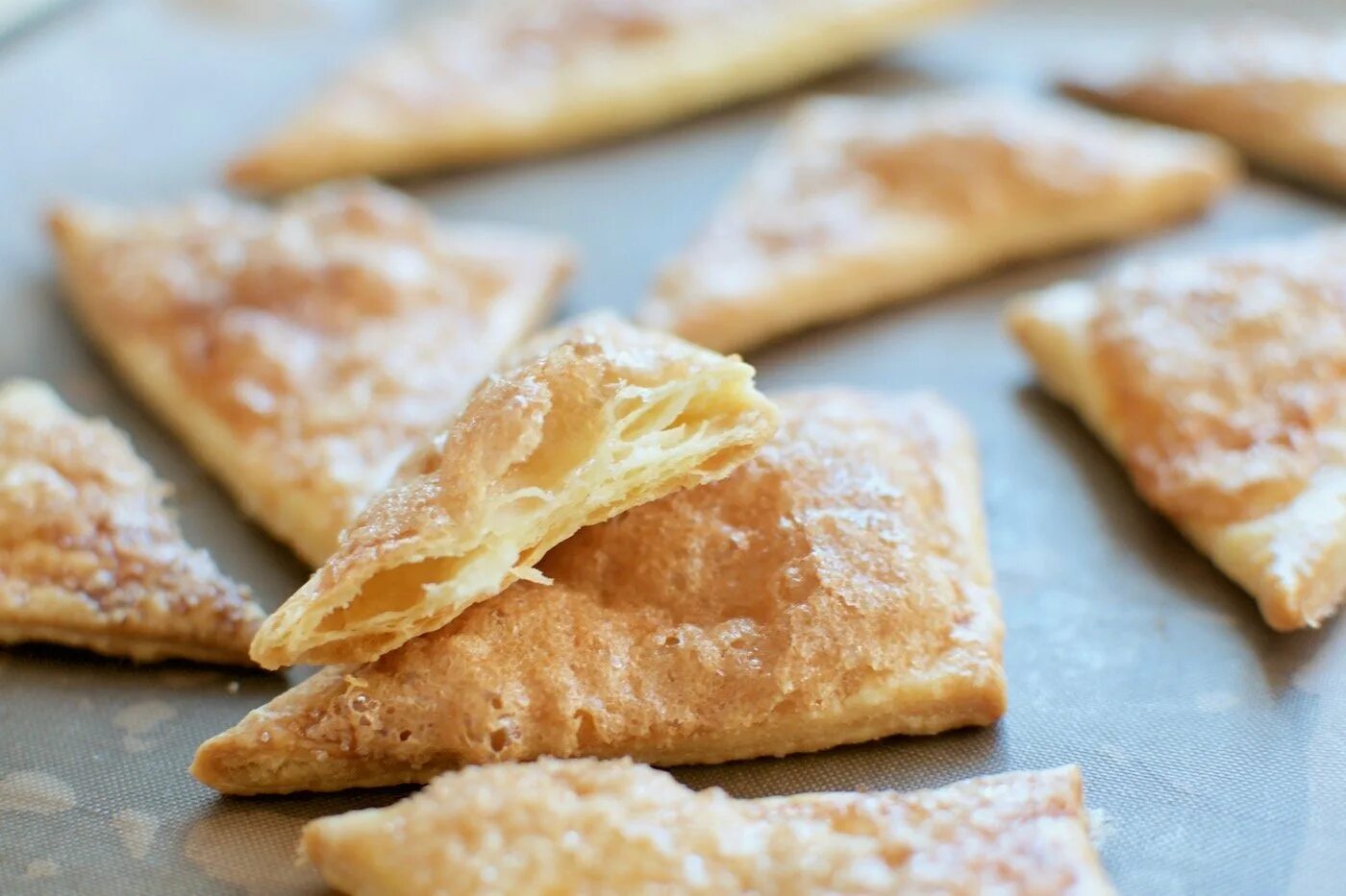 ушки бездрожжевое тесто. печенье ушки из слоеного. печенье из слоёного теста с сахаром ушки. печенье слоеное ушки. ушки бездрожжевое тесто.