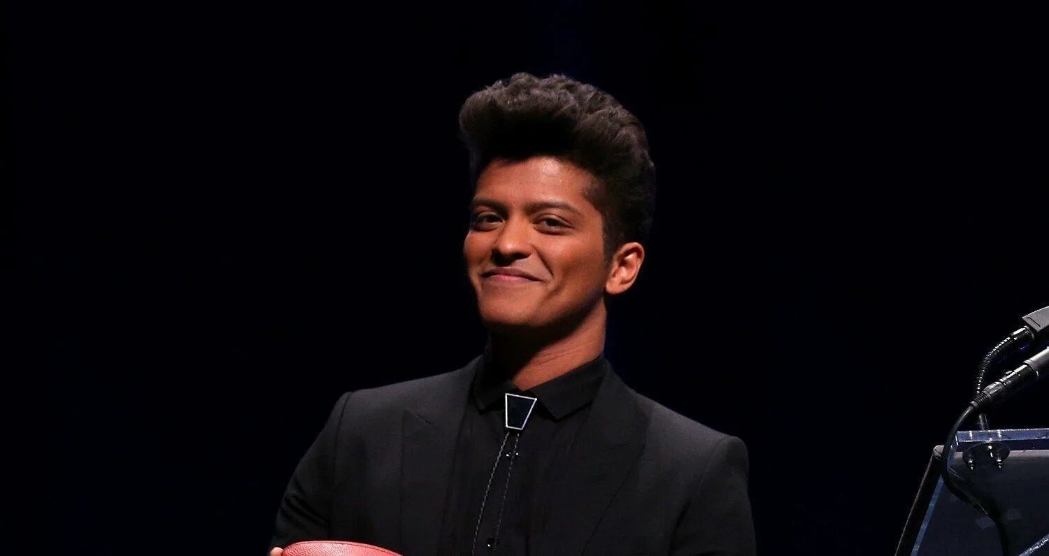 Bruno mars bruninhos theme. Bruno mars. bruno mars 2025. bruno mars 1990. bruno mars с микрофоном.
