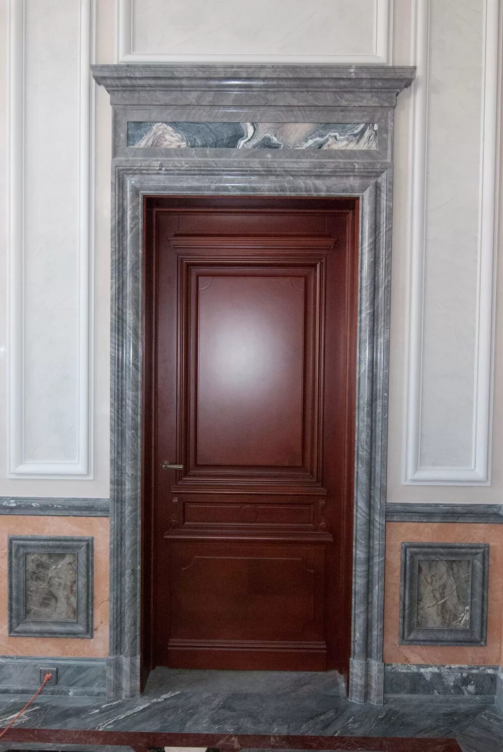 Оселковым мрамором фото. Мрамор sarrancolin. Мрамор киев. Оселковый мрамор стены. Облицовка оселковым мрамором.