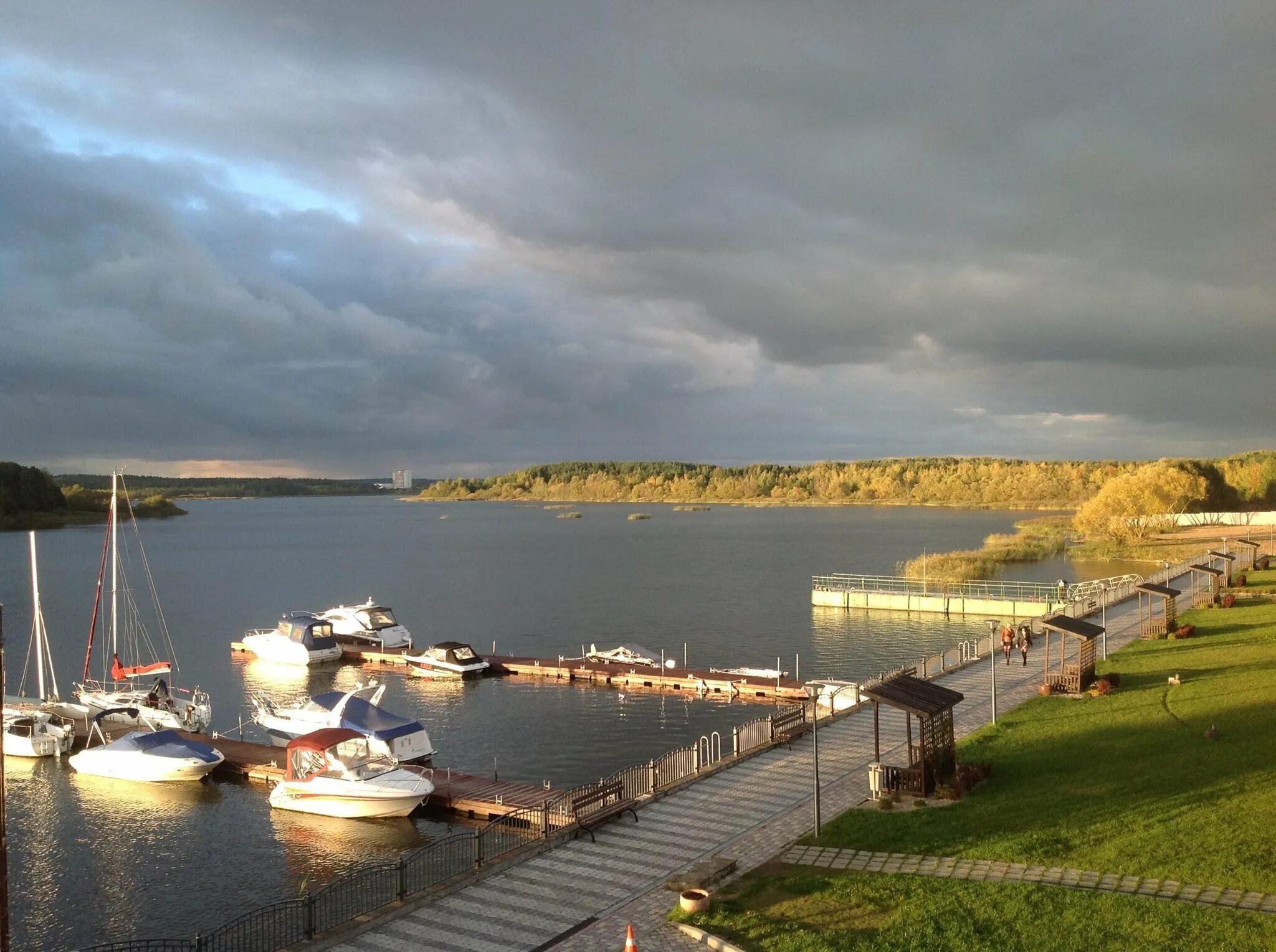 Минские моря цены. Беларусь Заславское водохранилище. Минское море в Белоруссии. Заславское водохранилище водохранилища Белоруссии. Заславское водохранилище Минское море пляж.