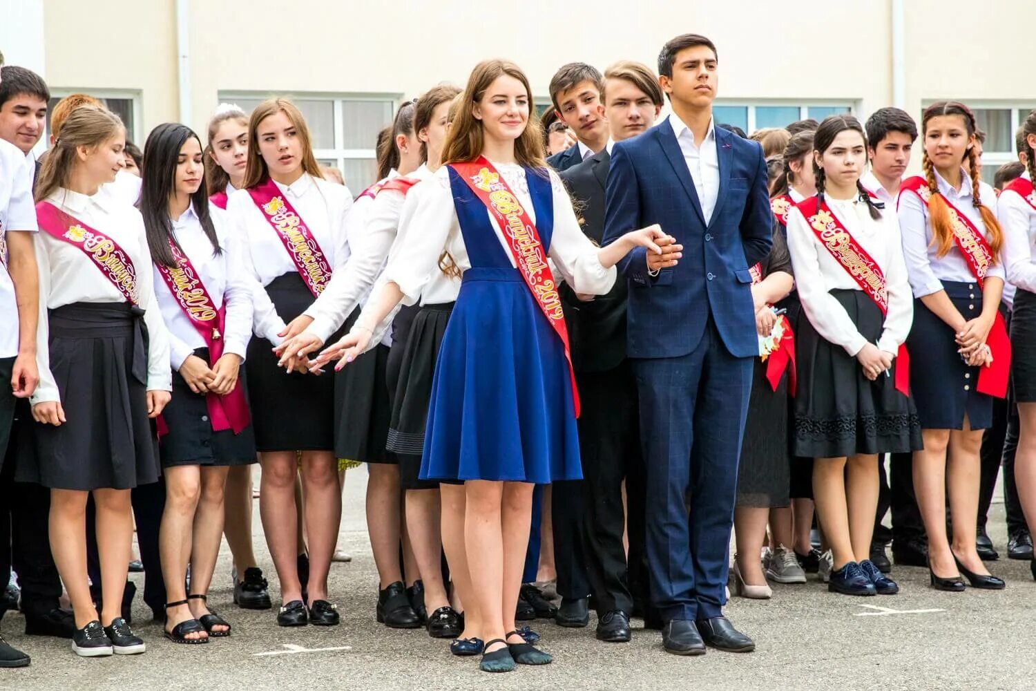 Школы города черкесска. 11 Школа город Черкесск. Выпускницы на линейке. Школьники выпускники. Выпускница школы.