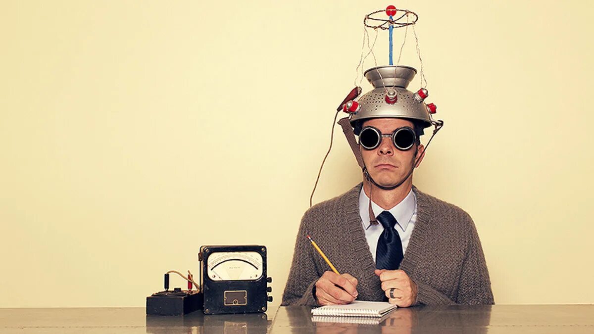 Хочу быть ученой. Человек с антенной в голове. Человек антенна. Мужик с антенной на голове. Антенна на голове.