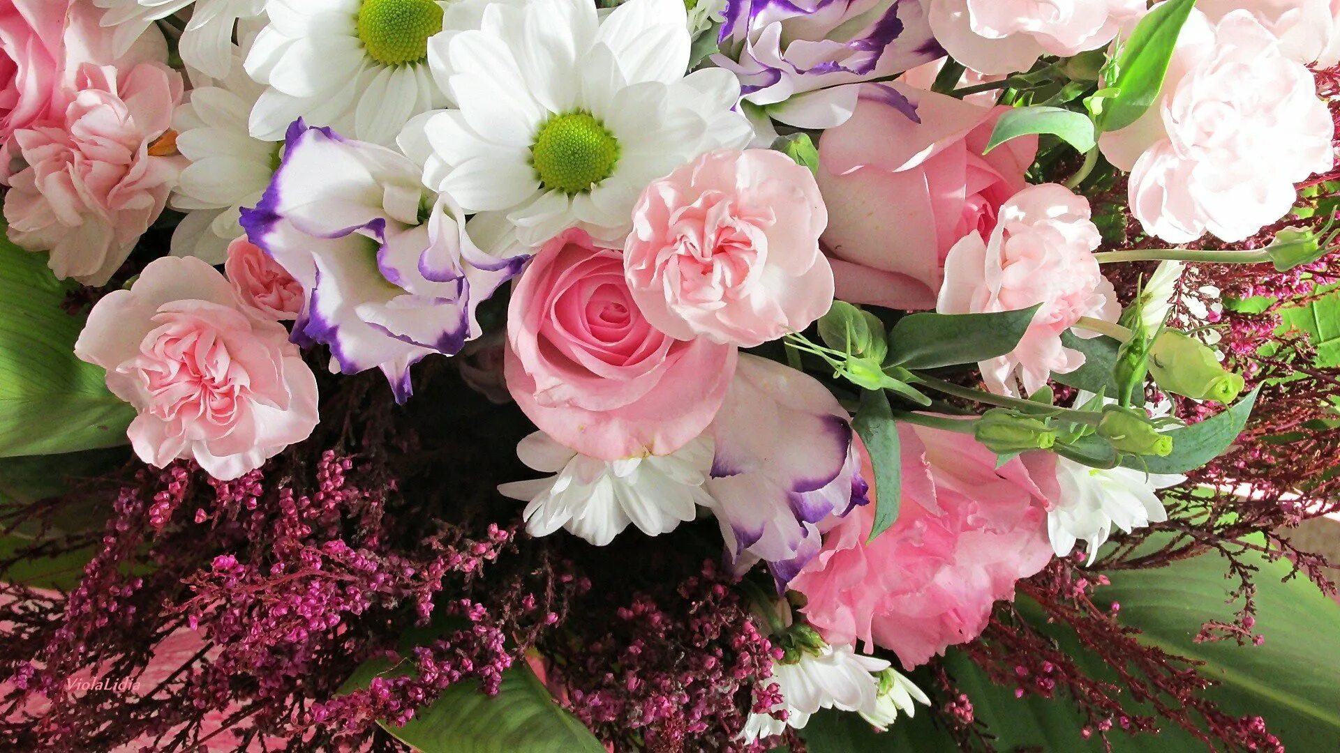 Цветы в вазе. Красивый нежный букет. Цветы лежат на столе. Цветы в вазе. Картинка цветы красивые на столе.