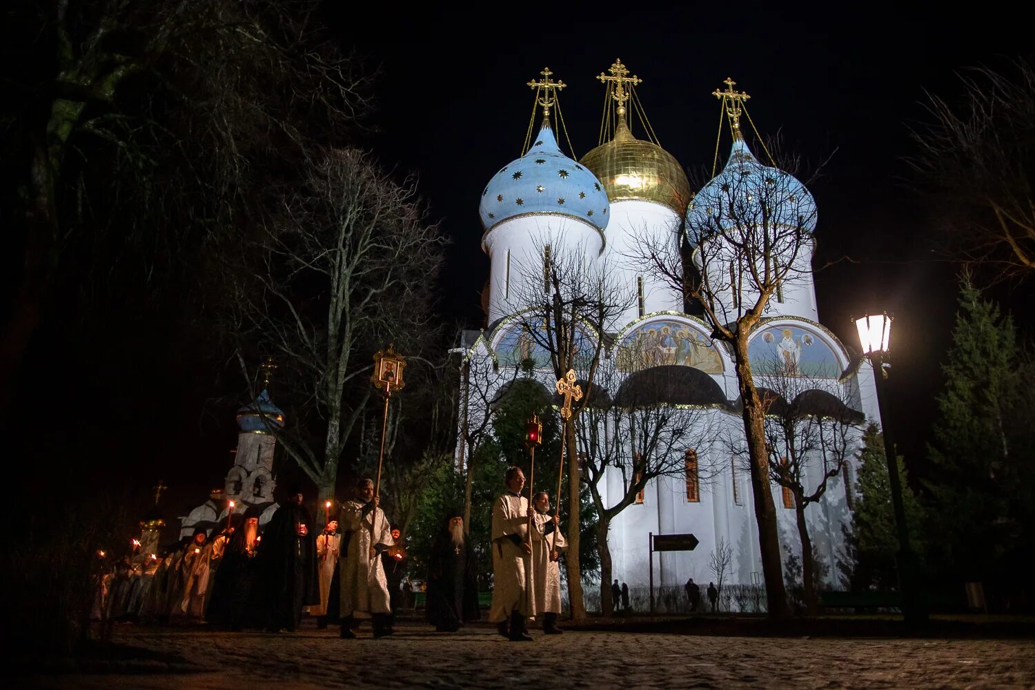 Троице-Сергиева Лавра Пасха. Троице-Сергиева Лавра 2022. Троице - Сергиева Лавра Пасха картины. Троице-Сергиева Лавра вечером. Пасха 19 апреля