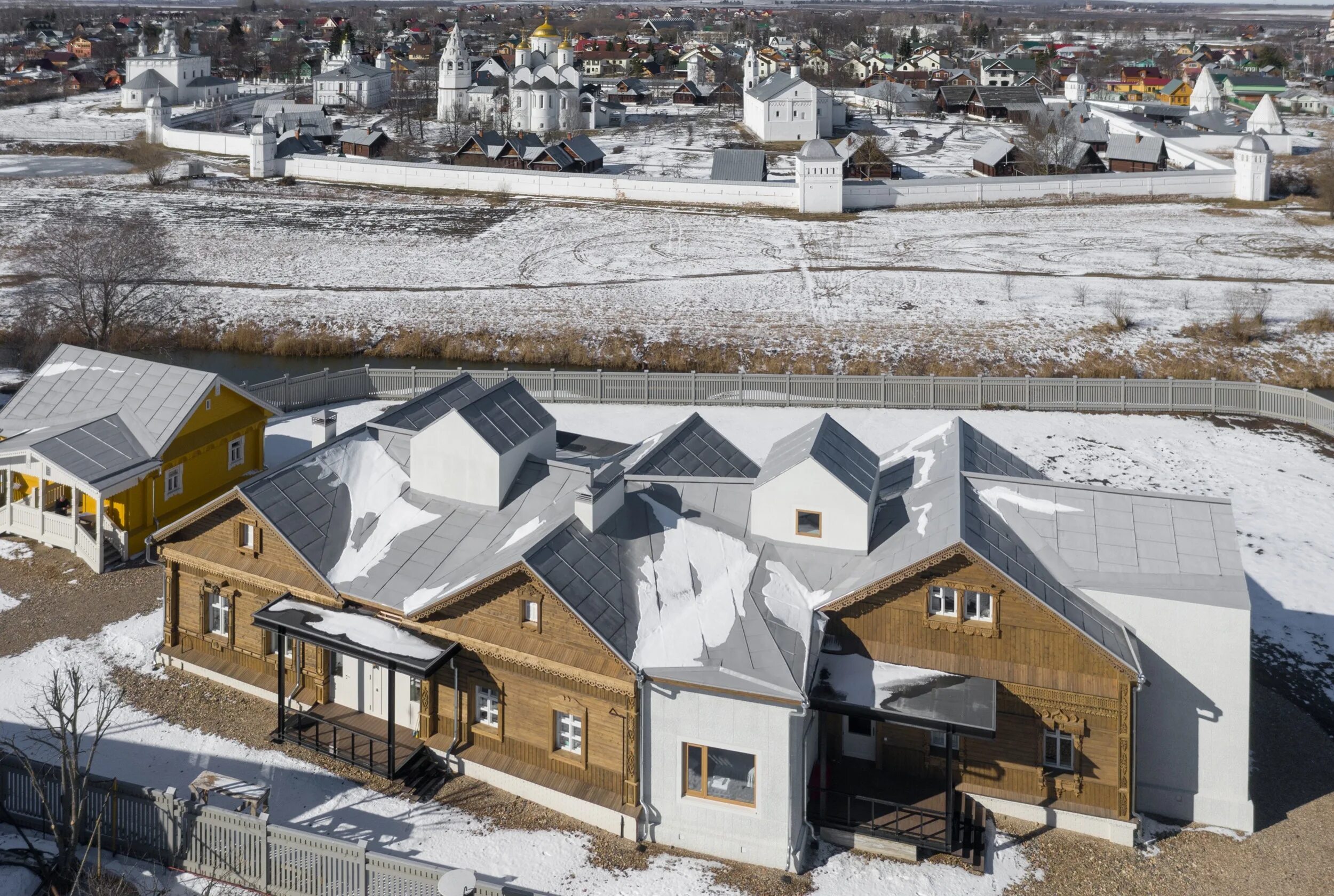 Form Bureau Suzdal. Современная русская архитектура. Панорама современной деревянной усадьбы. Новая русская архитектура.