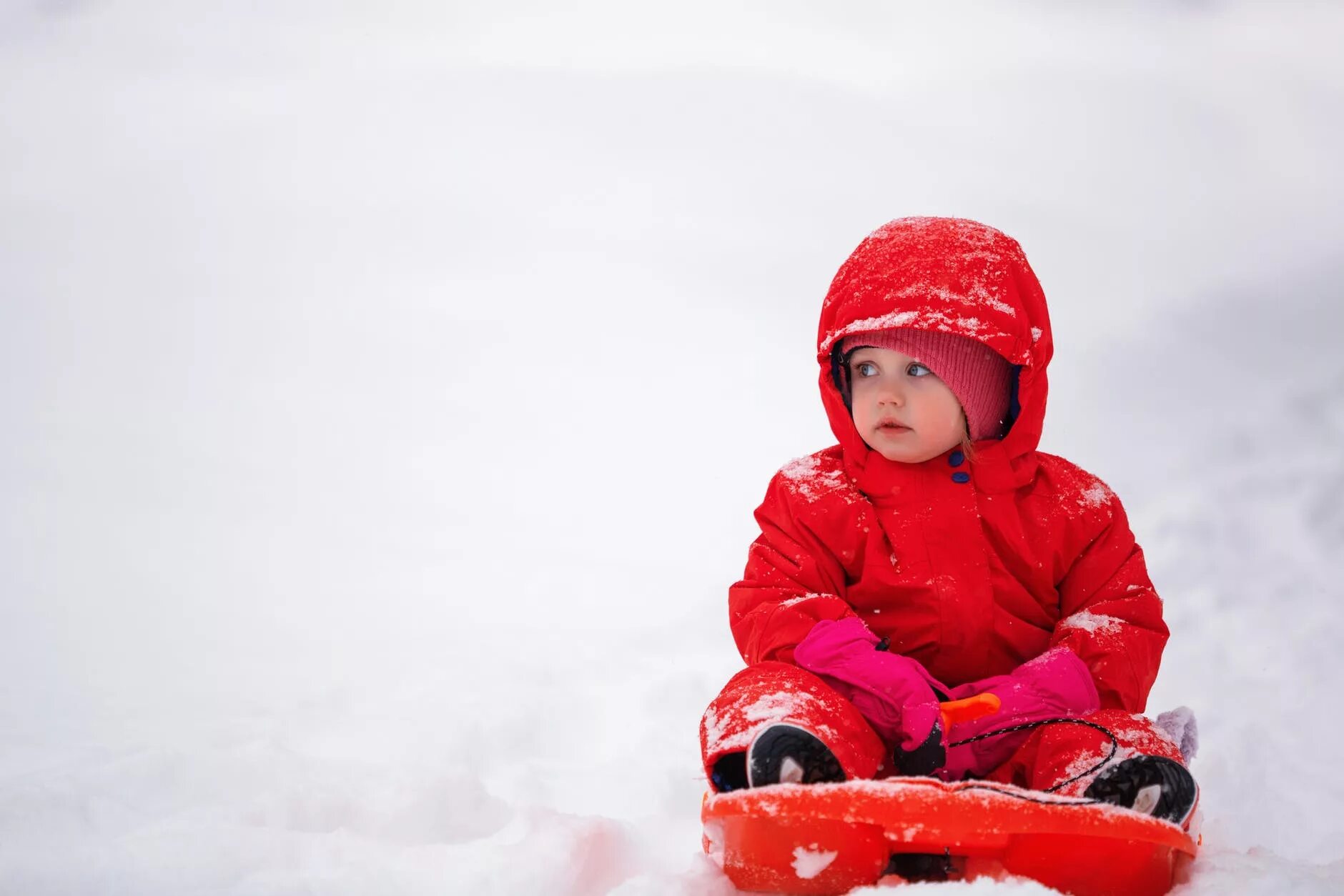 Зима для детей. Дети в зимних комбинезонах. Красный для детей. Детская зимняя одежда 2022.