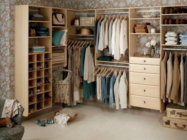 Женщина с кучей одежды. Неиспользованное пространство в шкафу. Идеальный гардероб картина будущего. Вещь самая естественная. Девушка держит вещи.