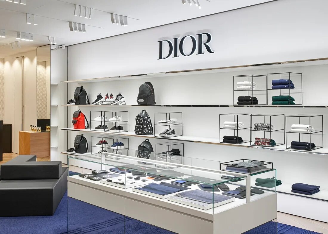 Корнер Dior в ЦУМЕ. Магазин Кристиан диор в Москве. Бутик Dior ЦУМ. Бутик диор в Москве. Какие магазины в цуме