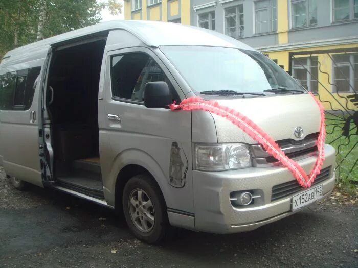 Трансфер кемерово. Микроавтобус Toyota Hiace. Toyota Hiace заказной микроавтобус. Тойота Хайс микроавтобус 8 мест. Тойота минивены трансфер.