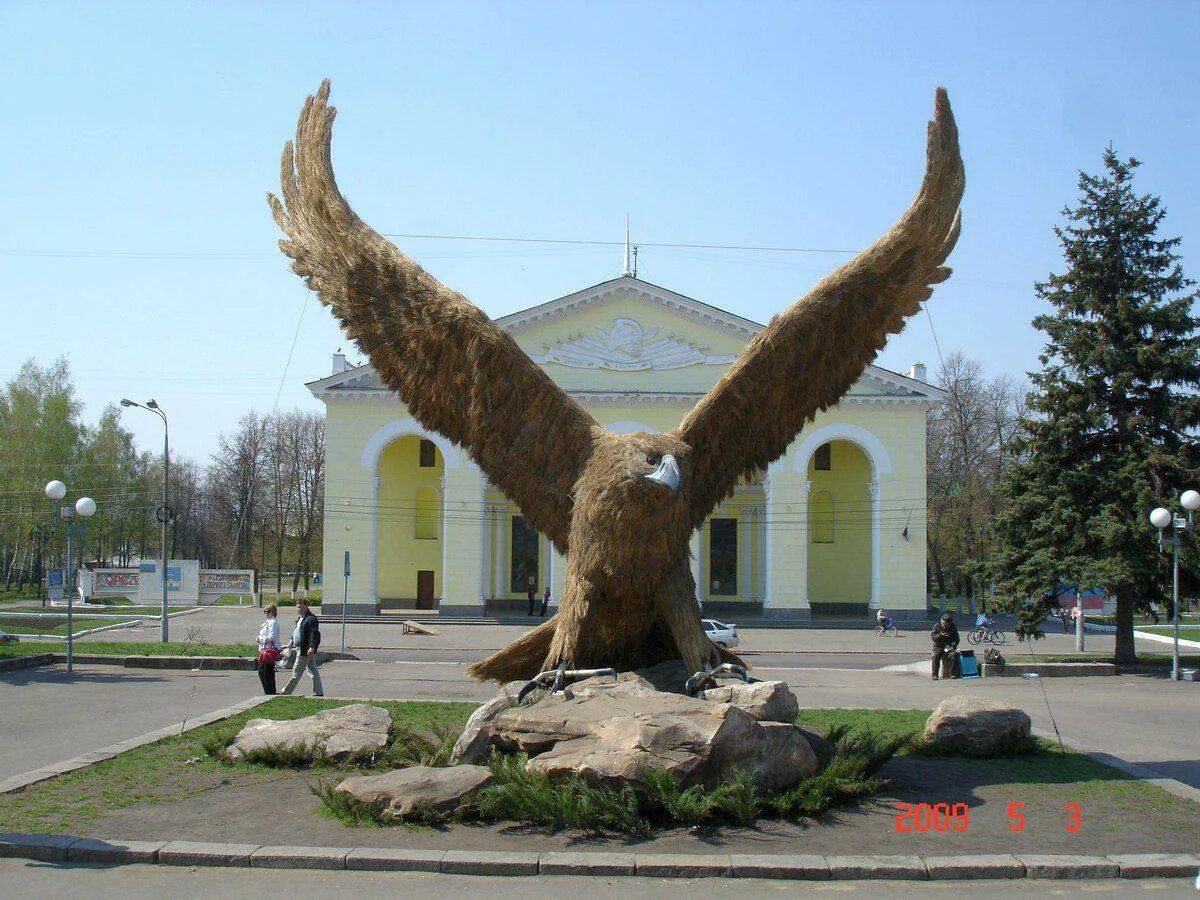 Сколько лет орлу. Город орел орловская область. памятник орлу в орле. скульптура орла в городе орел. орел символ города орла.