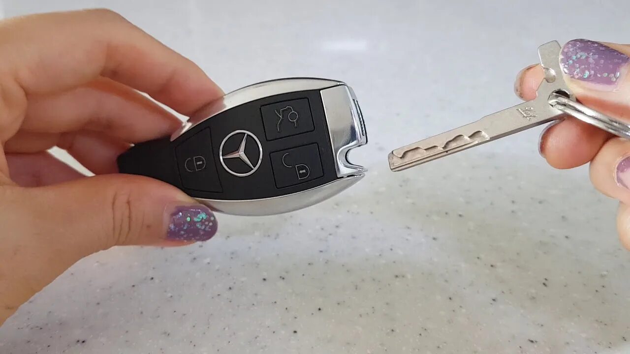 Мерседес без ключа. Key Battery Mercedes. Ключ Мерседес 2022. Ключ Мерседес выдвижной. Брелок для ключей Мерседес.