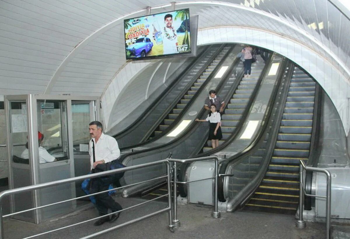 Можно ли в метро с пистолетом. Метро Баку эскалатор. Бакинский метрополитен станция Низами. Метро Минск эскалаторы. Низами Гянджеви (станция метро).