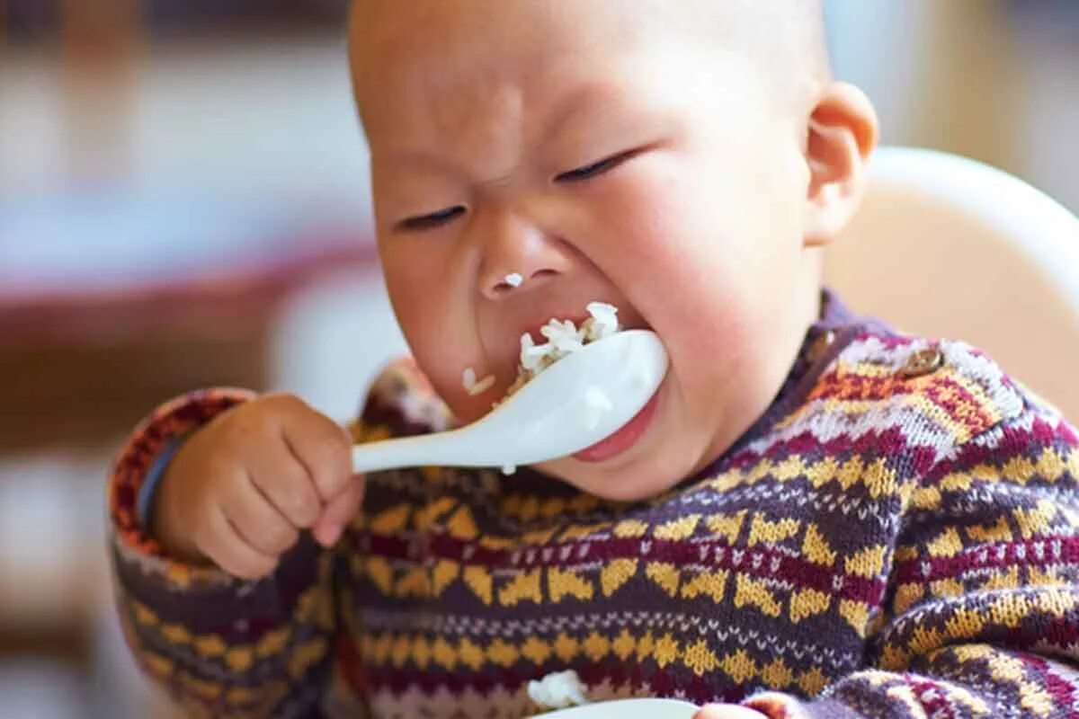 Име ем. Китаец кушает рис. Китайцы завтракают. Малыш кушает.