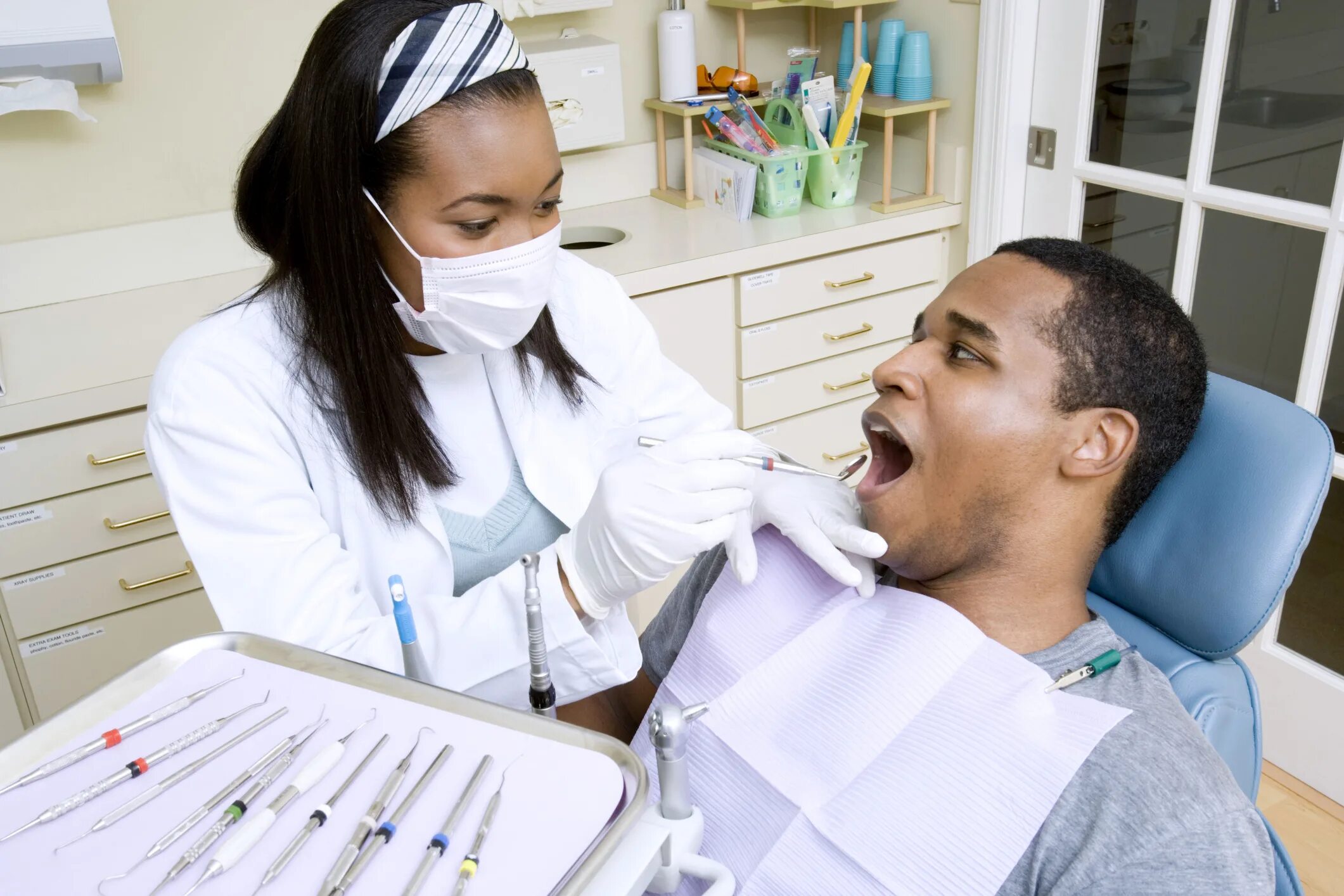 Стоматолог-гигиенист (гигиенист стоматологический). Стоматолог и пациент. Зубы врач. Прием у стоматолога.